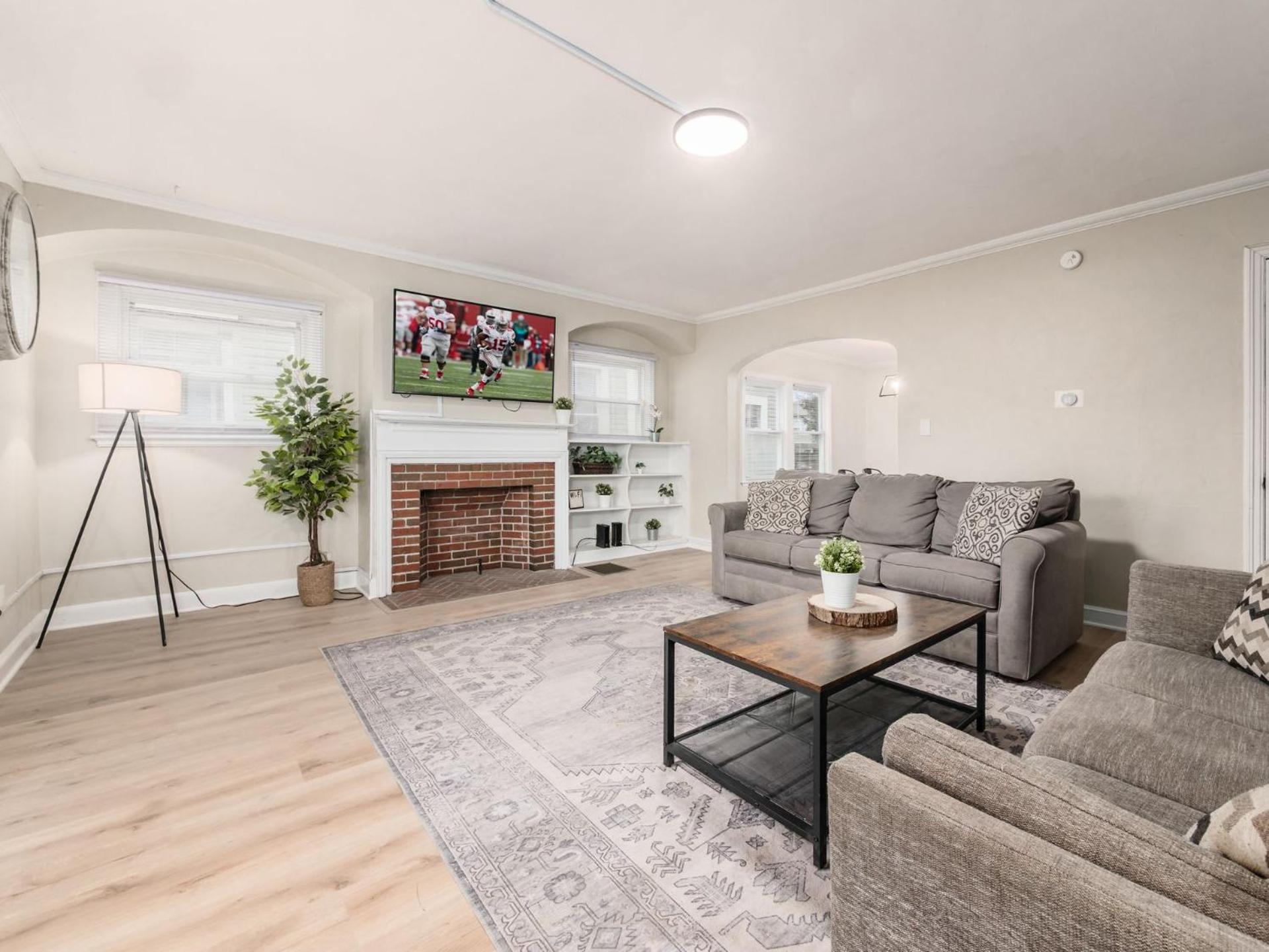 Вилла Housepitality - The Osu Mansion- Osu Sleeps 20 Колумбус Экстерьер фото