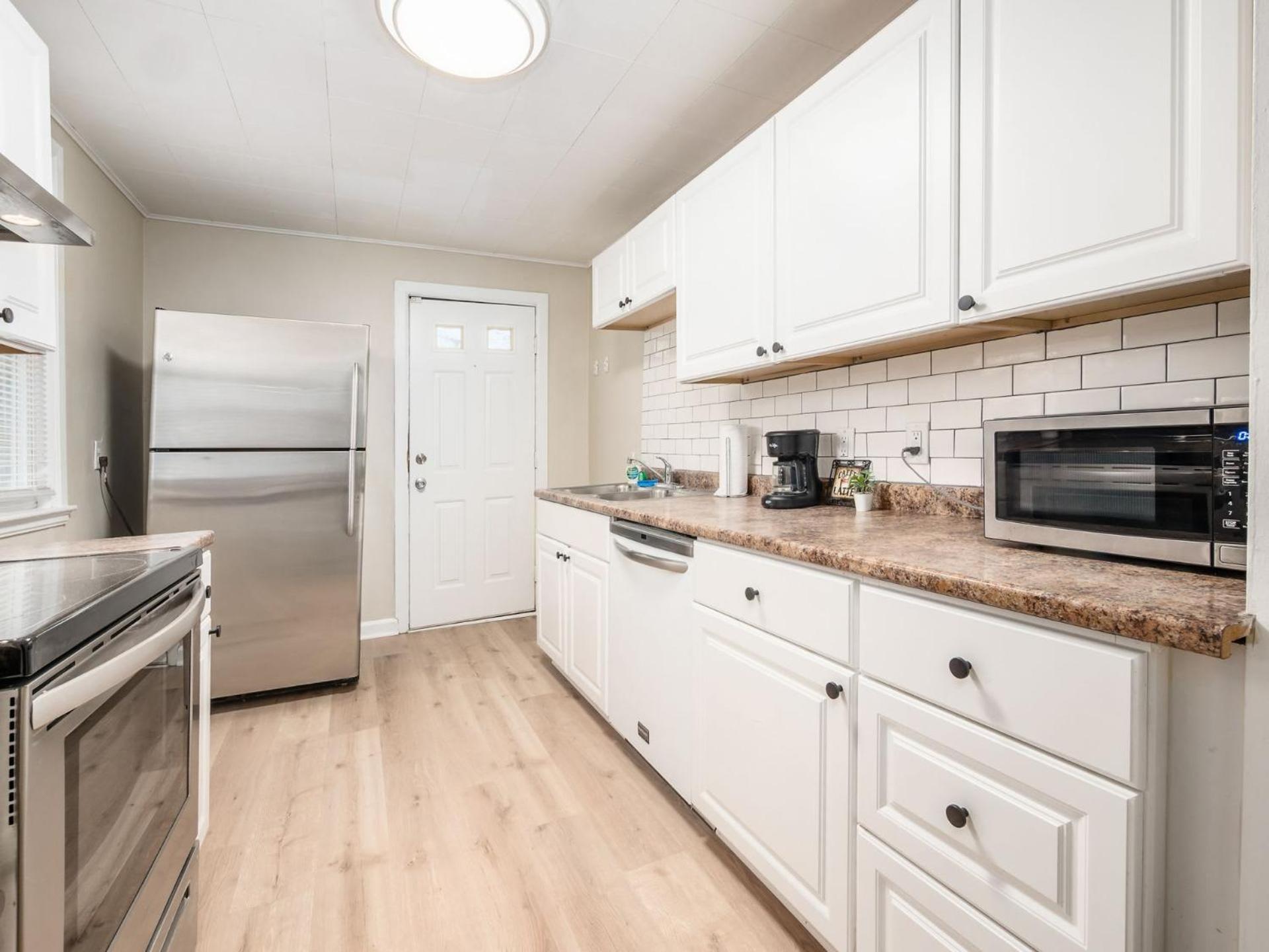 Вилла Housepitality - The Osu Mansion- Osu Sleeps 20 Колумбус Экстерьер фото