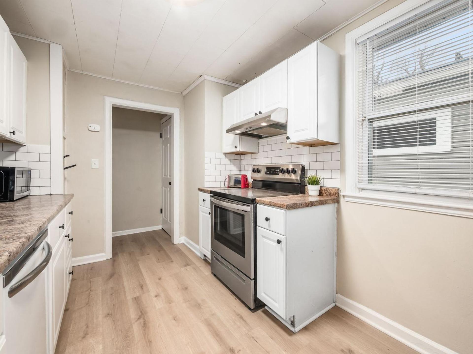 Вилла Housepitality - The Osu Mansion- Osu Sleeps 20 Колумбус Экстерьер фото