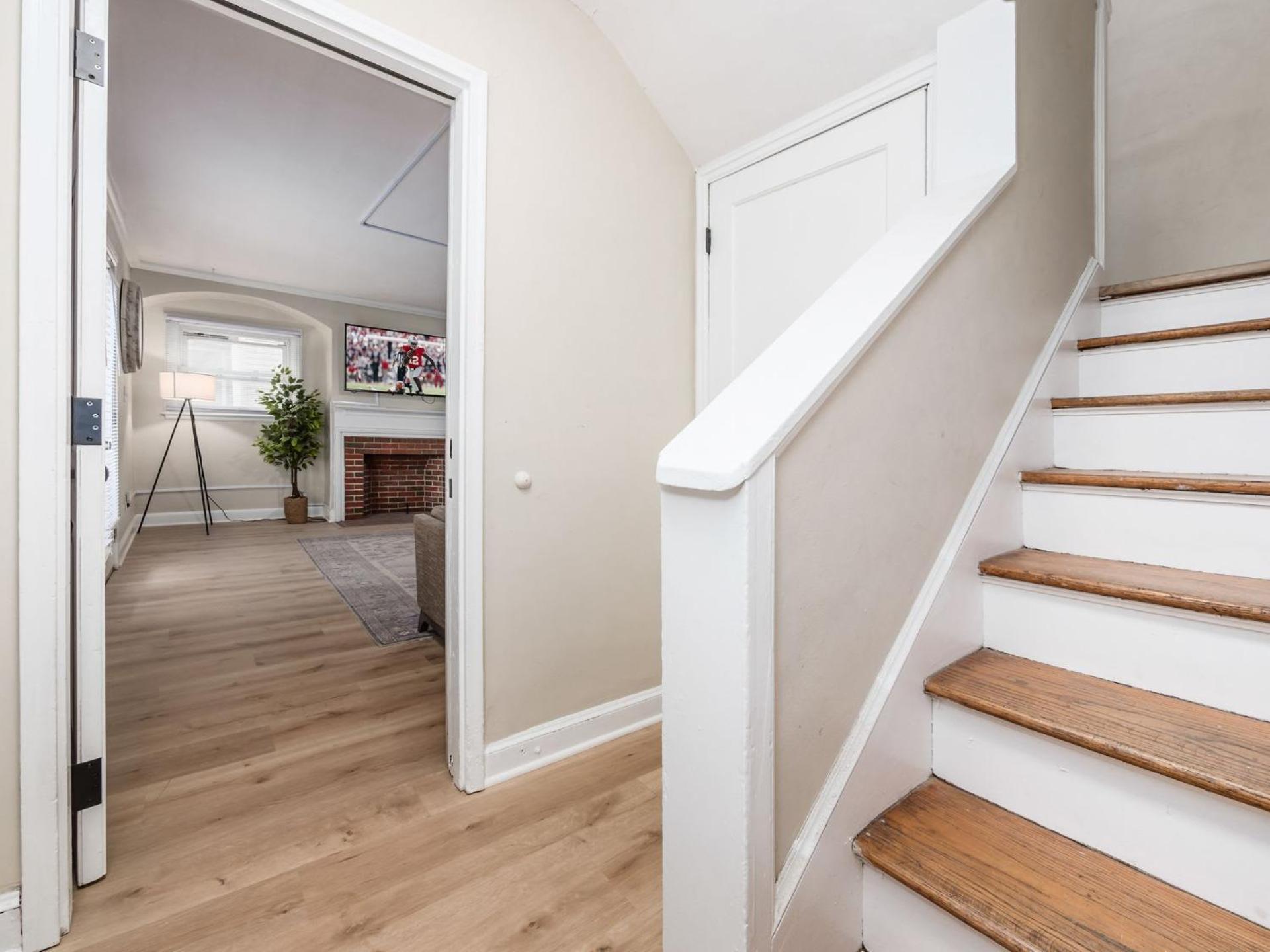 Вилла Housepitality - The Osu Mansion- Osu Sleeps 20 Колумбус Экстерьер фото